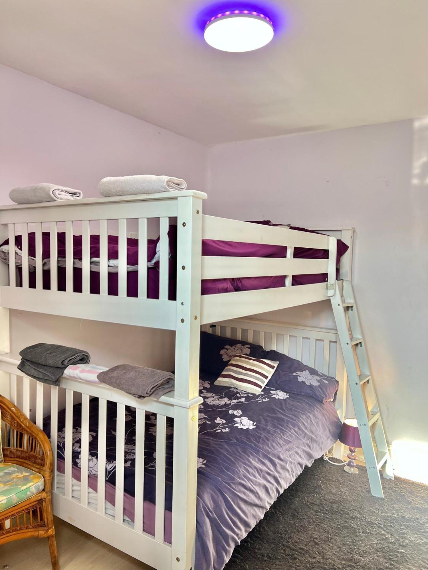 Homestay Budget Private Bedrooms W Dedicated Bath Mediacity, Mufc Salford Manchester